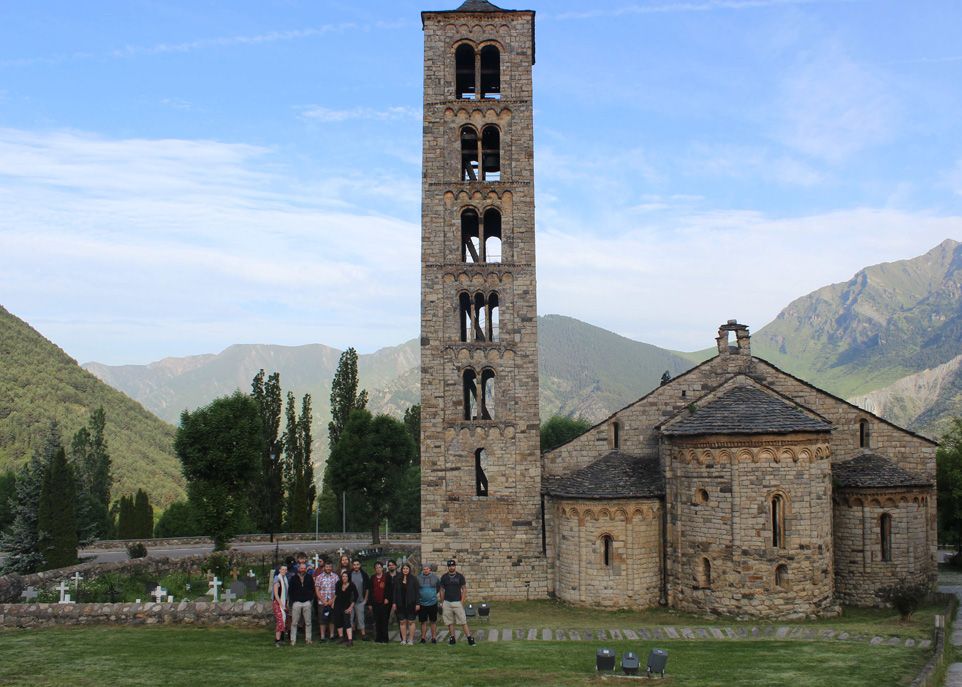 Le groupe devant l’église Sant Climent de Taüll, dans la Vall de Boí.