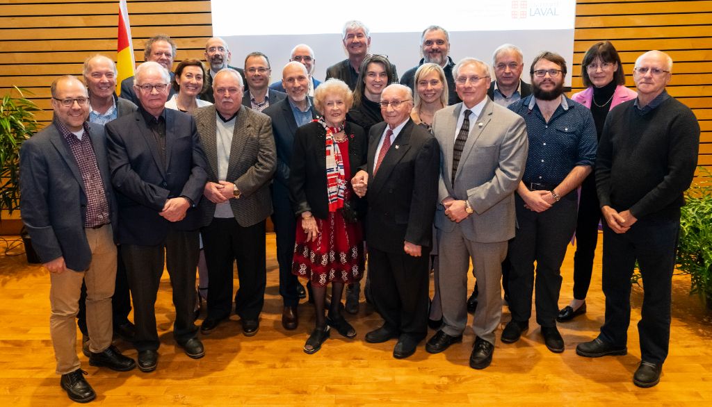 <p>Au centre, la famille Tardif est entourée d'une partie des employés de Maibec, de la rectrice Sophie D'Amours, du doyen de la Faculté de foresterie, de géographie et de géomatique, Guy Mercier, et du vice-recteur Robert Beauregard.</p>