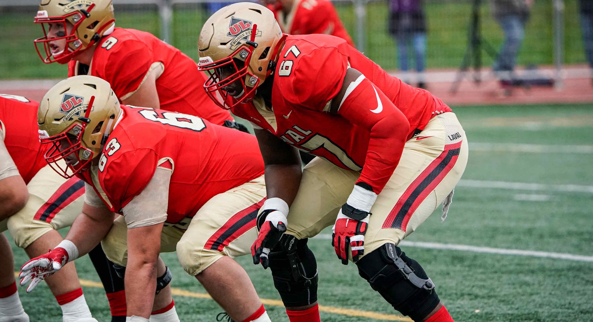 Le joueur de ligne offensive Kétel Assé, du Rouge et Or de l'Université Laval.