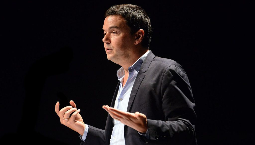 <p>Le professeur Thomas Piketty a prononcé une conférence à Porto Alegre, au Brésil, en 2017. Dans son plus récent ouvrage, il explique que la révolution conservatrice de Reagan et Thatcher, ainsi que l’échec des sociétés communistes, ont beaucoup contribué, depuis les années 1990, au développement du système hypercapitaliste actuel, lequel est responsable d’un accroissement des inégalités.</p>