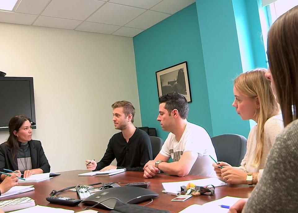 Le financement de la recherche est important parce qu'il crée des conditions qui favorisent l'avancement des connaissances, mais la qualité de la recherche dans une université dépend aussi de l'encadrement et du soutien que reçoivent les étudiants des cycles supérieurs. Ici, Roxane Pouliot, professeure à la Faculté de pharmacie et lauréate du Prix d'excellence en enseignement 2016, catégorie Encadrement aux cycles supérieurs, en réunion de travail avec ses étudiants au Centre de recherche en organogénèse expérimentale.