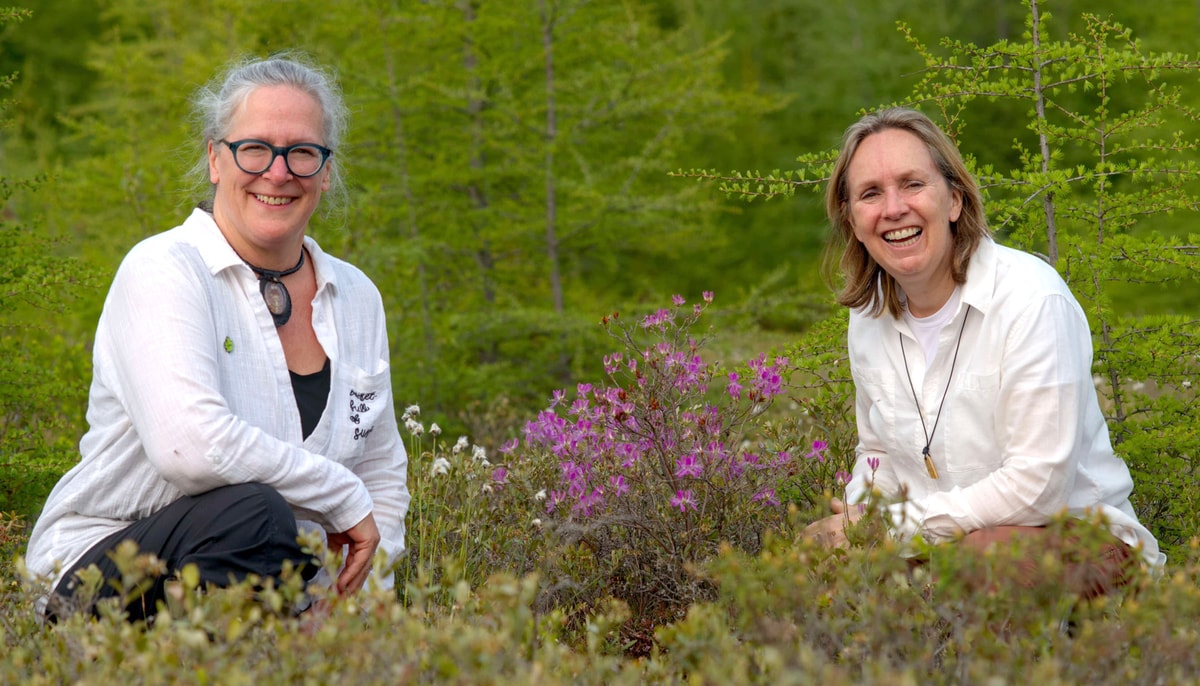 Stéphanie Boudreau, directrice de l'Association des producteurs de tourbe horticole du Québec et directrice scientifique de l'Association de la tourbe de sphaigne canadienne, avec Line Rochefort, directrice du Groupe de recherche en écologie des tourbières, dans la partie restaurée de la tourbière de Bois-des-Bel, située entre Cacouna et L'Isle-Verte.