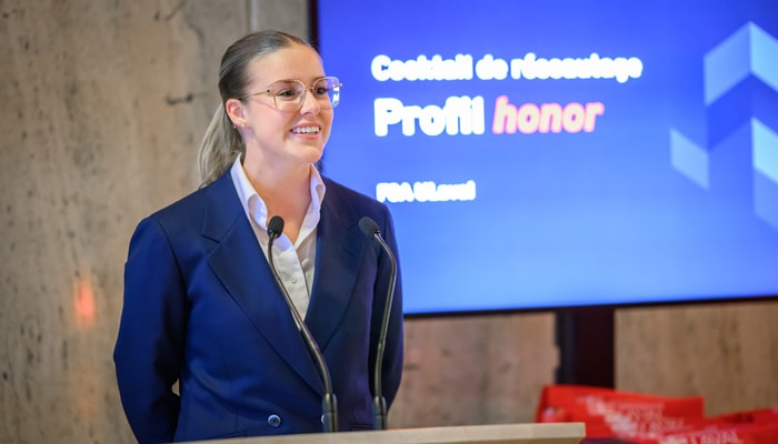 Marie-Soleil Lamoureux prenant la parole à l'occasion d'un événement de réseautage du profil Honor de FSA ULaval.