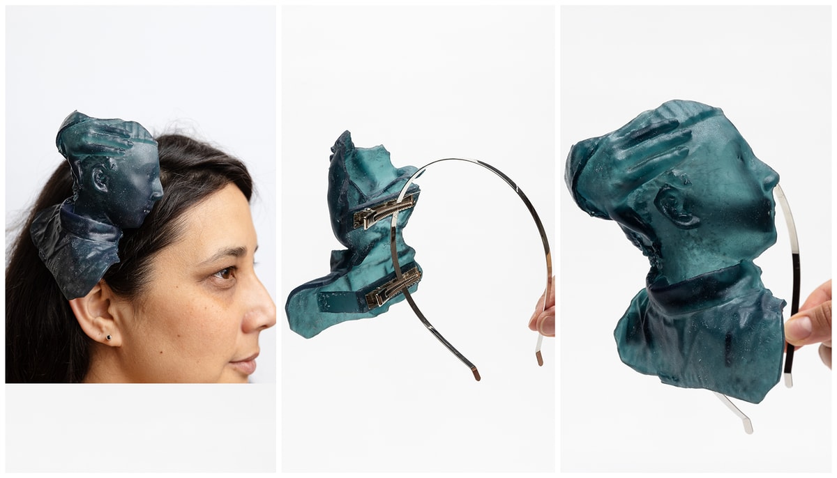 Fascinator (2023), une sculpture d'Andrée-Anne Blacutt-Grenier portée près de l'oreille pour rendre la surdité visible et inviter au dialogue. Il s'agit d'une œuvre de recherche-création en design réalisée dans le cadre de son doctorat. Le «design fiction», explique-t-elle, utilise des objets et des scénarios imaginaires pour explorer des situations possibles, remettre en question nos façons de vivre et ouvrir le dialogue. 