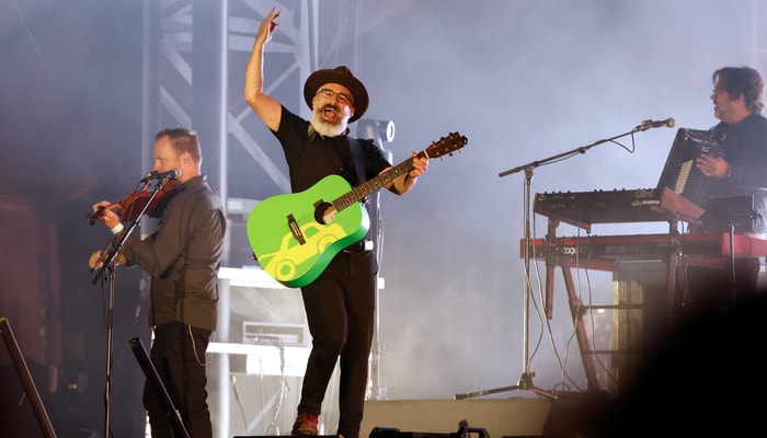 JF Pauzé a revisité les incontournables succès des Cowboys Fringants et les pièces de son premier album solo, Les amours de seconde main, sorti tout récemment.