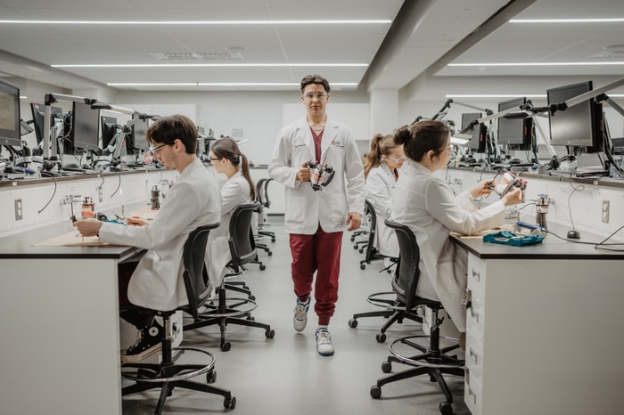 Un engagement de 1 million de dollars permet la création d’un fonds pour les bourses, l'innovation clinique et le développement des futurs professionnels dentaires