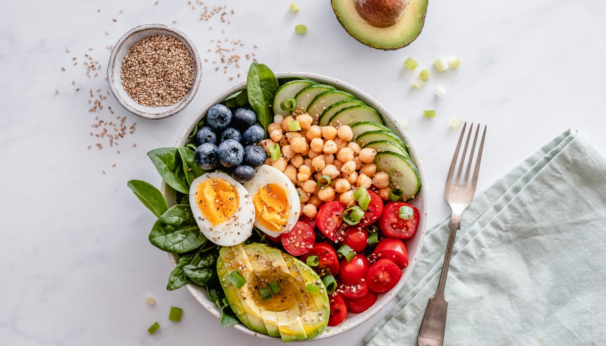La nutritionniste Stéphanie Côté recommande des assiettes colorées, riches en protéines, en fibres alimentaires et en bons gras. 
