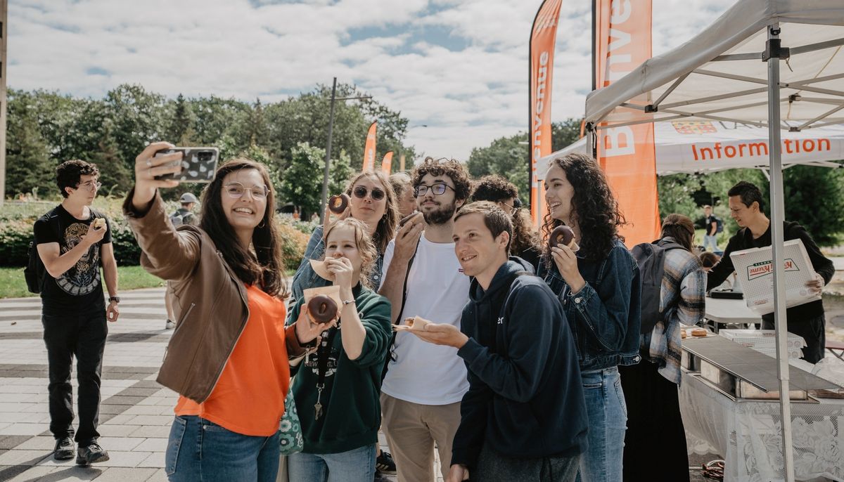 Le stand d'information de la Rentrée ULaval est toujours très couru.