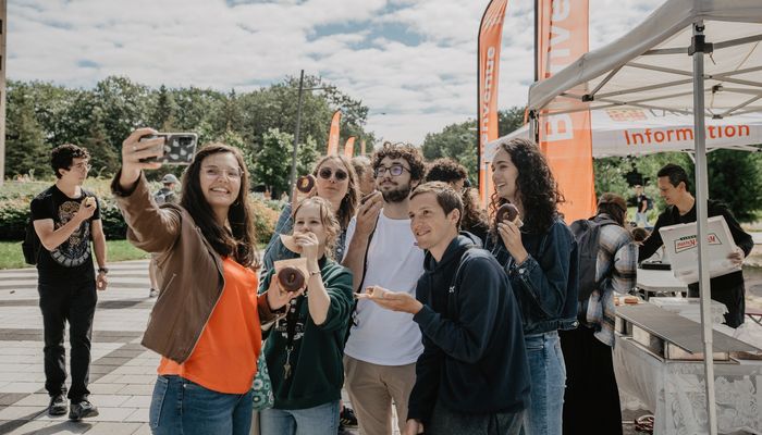 Le stand d'information de la Rentrée ULaval est toujours très couru.