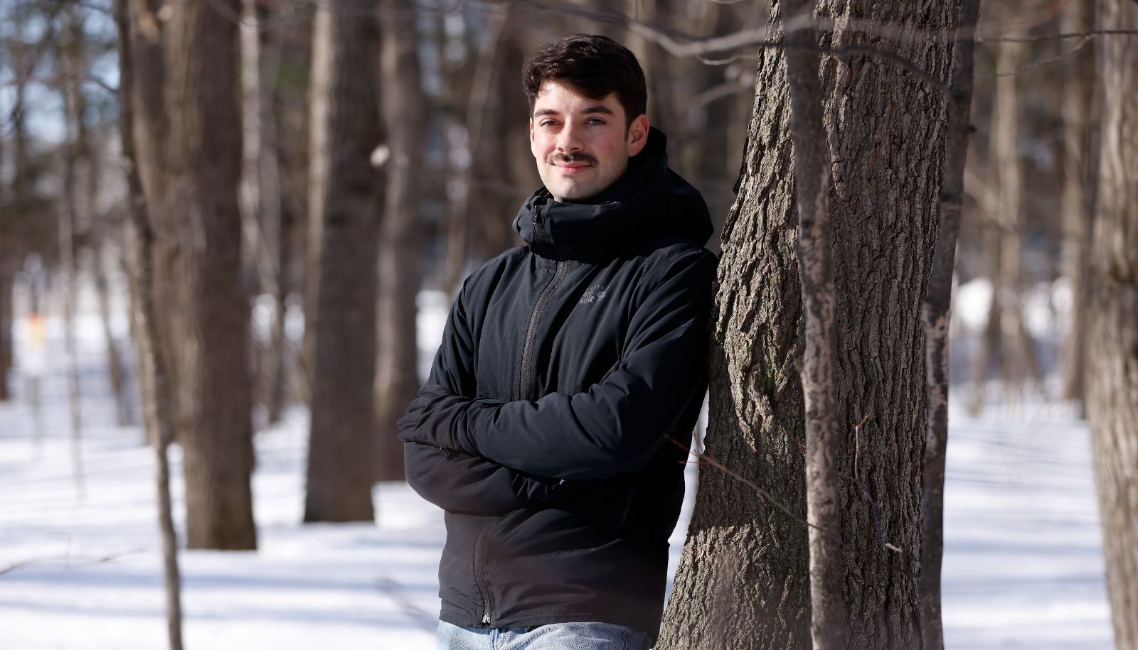 Le doctorant Sébastien Dumont étudie la vulnérabilité des arbres à des événements climatiques extrêmes.