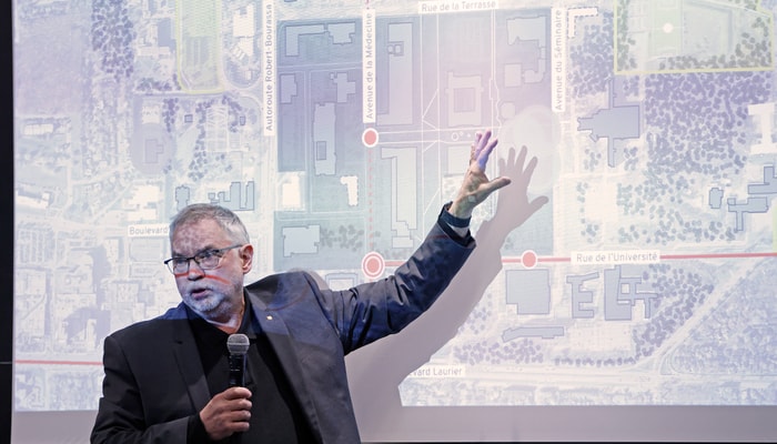 Le vice-recteur aux infrastructures et à la transformation, René Lacroix, a expliqué à l'aide d'un plan du campus les différents chantiers en cours et à venir.