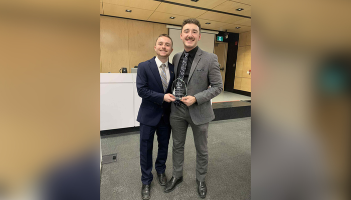 Les étudiants Simon Thibert et Justin Fortier