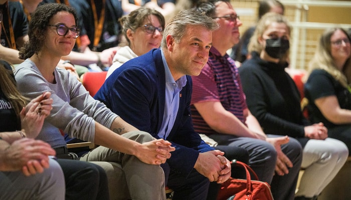 Au centre, Frédéric Picard, vice-recteur adjoint à la recherche, à la création et à l’innovation, lors de la cérémonie d’ouverture de l’événement, entouré de Marie-Lou Gendron-Marsolais, présidente scientifique de la Super Expo-sciences Hydro-Québec, de Nancy Gélinas, doyenne de la Faculté de foresterie, géographie et géomatique, et de Simon Jomphe, directeur général de la Boîte à science – Technoscience Québec et Chaudière‑Appalaches.