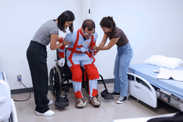 De gauche à droite: Julie Langlois, Théo Dubé et Gabrielle Fernandez, étudiantes et étudiant à l'externat en médecine, à l'occasion d'une formation PDSP, le 27 août, au Centre Apprentiss.