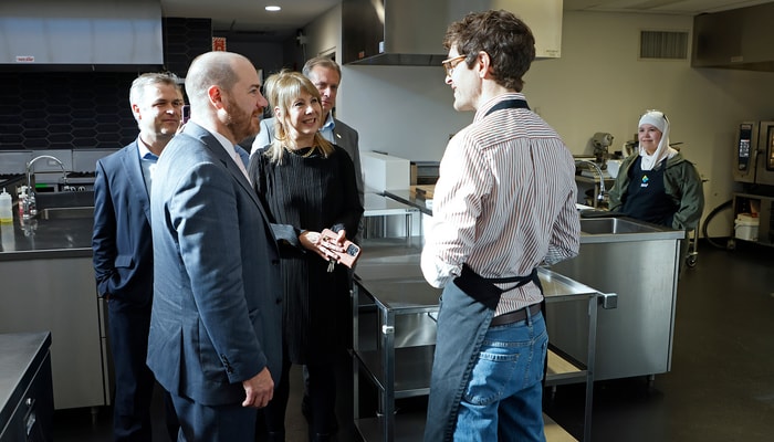 Jérôme Dupras échange avec Julien Chamberland, chercheur à l'INAF et professeur au Département des sciences des aliments, lors de la visite du complexe culinaire, en compagnie de la directrice générale de l'INAF, Renée Michaud, de Frédéric Picard, de Martin Fortier et de Samiya Agzid, étudiante au doctorat en sciences des aliments – microbiologie alimentaire.