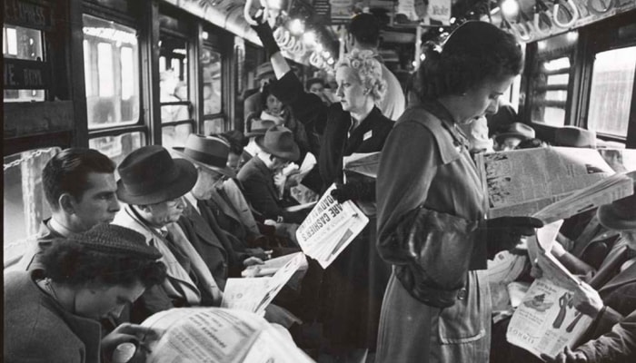 Des passagères et passagers lisant le journal dans un wagon du métro de New York, photo prise par Stanley Kubrick en 1946. Elle est tirée d'un reportage photographique effectué par le futur cinéaste pour le magazine Look.