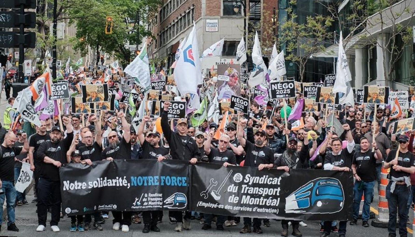 Depuis 2021, les principaux indicateurs relatifs aux conflits de travail sont en hausse au Québec. Sur la photo, une manifestation en appui aux revendications du Syndicat des transports de Montréal le 25 mai 2025, au square Dorchester.