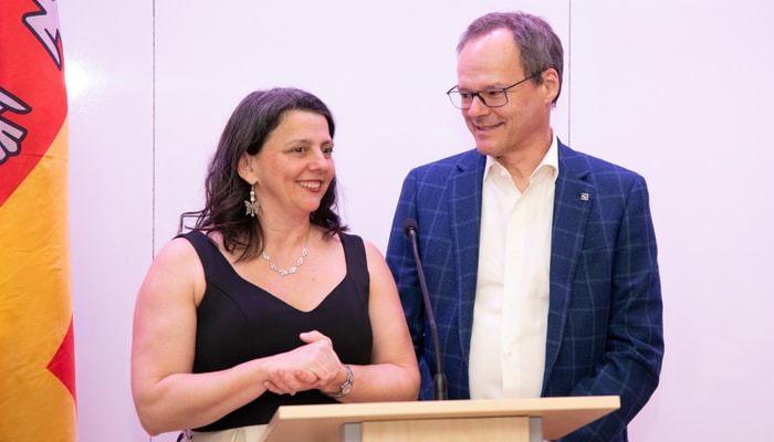 Le duo de partenaires Chantal Dufresne et Martin Papillon, 63e membre du programme philanthropique Les Cent-Associés, lors de la cérémonie de reconnaissance qui s'est tenue le 2 avril à La Centrale – Espace entrepreneurial, au pavillon Alphonse-Desjardins.