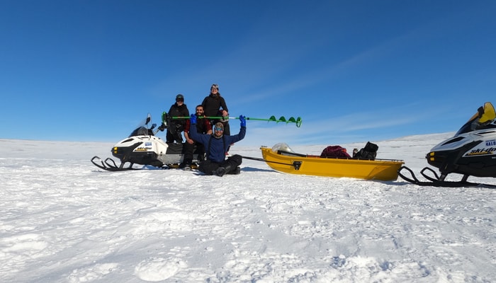 Membres de l'équipe, incluant Catherine Girard (à droite) et Thomas Pitot (au centre) lors d'une mission d'échantillonnage dans le Haut-Arctique canadien.
