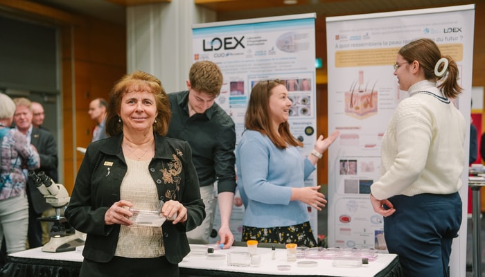 La professeure Lucie Germain au kiosque du Centre de recherche en organogénèse expérimentale de l'Université Laval, en compagnie des étudiants au doctorat Henri De Koninck et Karel Ferland, et de l'étudiante à la maîtrise Anne-Julie Bernier.