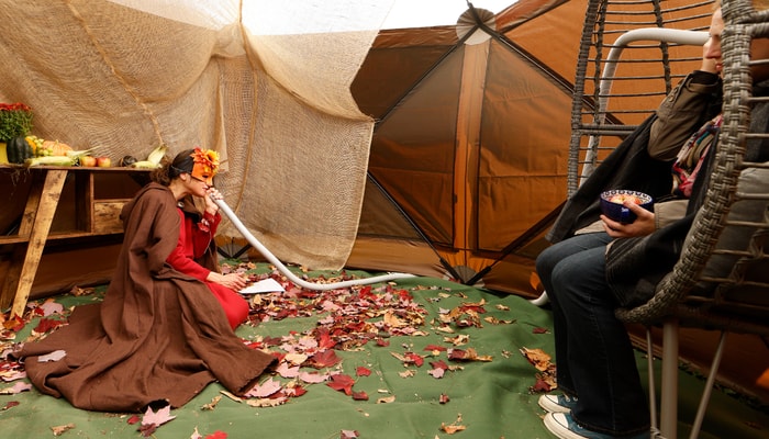 La comédienne Claudia Pelletier, qui interprète l'Automne, murmure dans un tube un poème de Jacques Pévert, La chanson des escargots qui vont à l'enterrement.