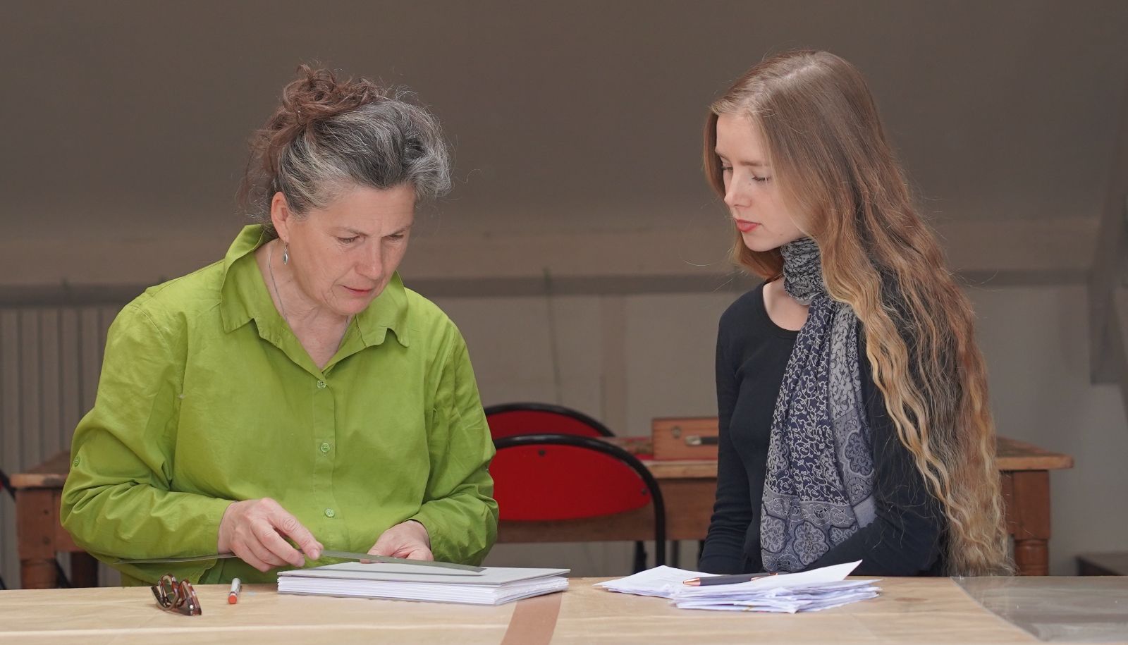 L'étudiante Camille Hamel et l'artiste Anne Turlais, rencontrée sur le chemin de Compostelle.