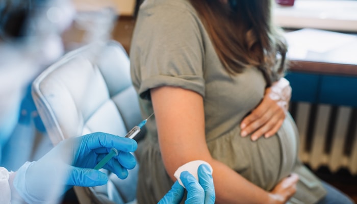 Les femmes enceintes sont considérées comme à risque de complications dues à la COVID-19.