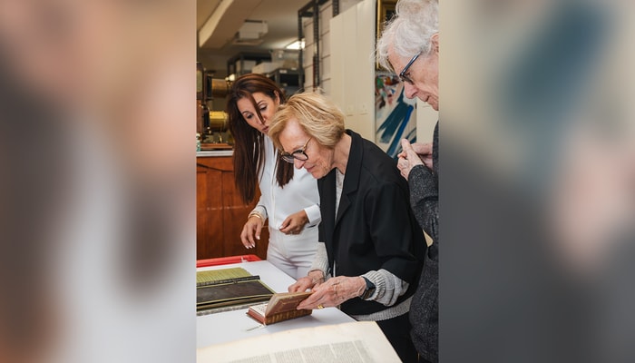 Loubna Ghaouti, directrice de la Bibliothèque, Jocelyne Bergeron et Claude Violette aux Collections d’objets et de spécimens de l’Université Laval