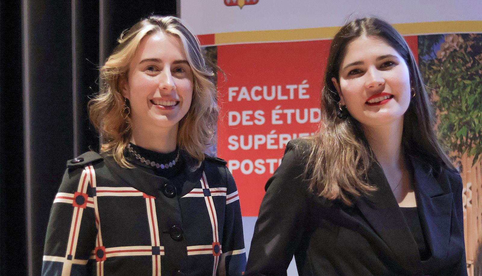 Michelle Janusz et Laura Chrétien, respectivement gagnantes de la finale locale du concours anglophone Three Minute Thesis et de la finale locale du concours francophone Ma thèse en 180 secondes.