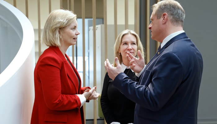 Sigrun Aasland en discussion avec Eugénie Brouillet, vice-rectrice à la recherche, à la création et à l'innovation, et Martin Fortier, vice-recteur adjoint à l'internationalisation et à la valorisation de la recherche, de la création et de l'innovation.