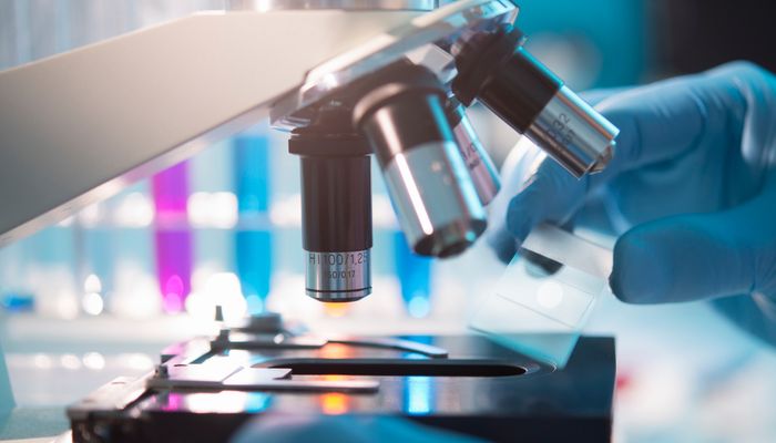 Les cellules vivantes sont naturellement peu contrastées. C'est la raison pour laquelle il faut utiliser des marqueurs ou des colorants pour les observer au microscope. Cette façon de faire peut toutefois en altérer les propriétés.