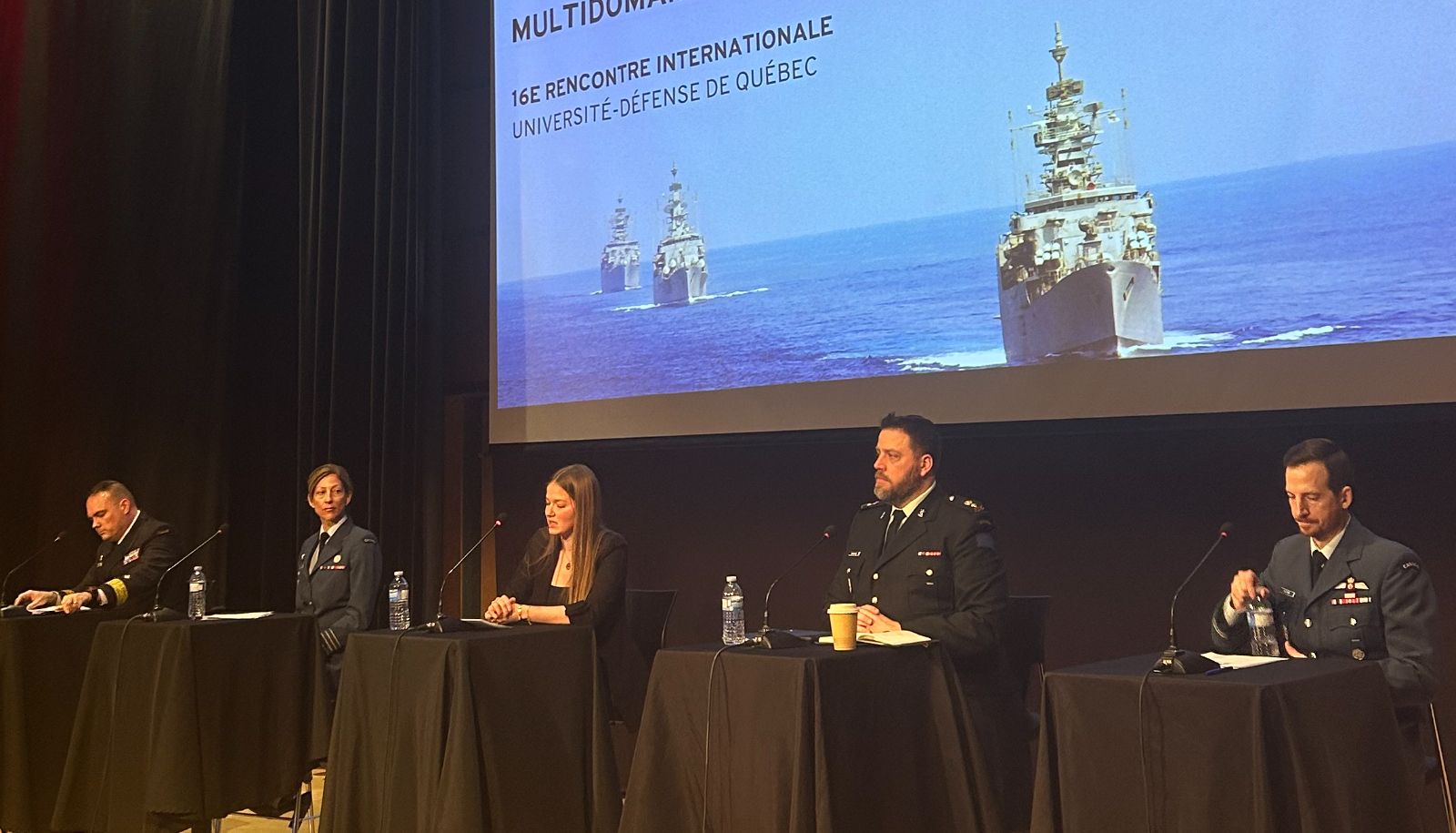 De gauche à droite: Marc-André Meunier, commissaire adjoint, région du centre, à la Garde côtière canadienne, la colonelle Catherine Marchetti, Léa Bossert, étudiante à la maîtrise en études internationales à l'École supérieure d'études internationales, le lieutenant-colonel David Serapins et le major Pierre-Luc Gauthier.