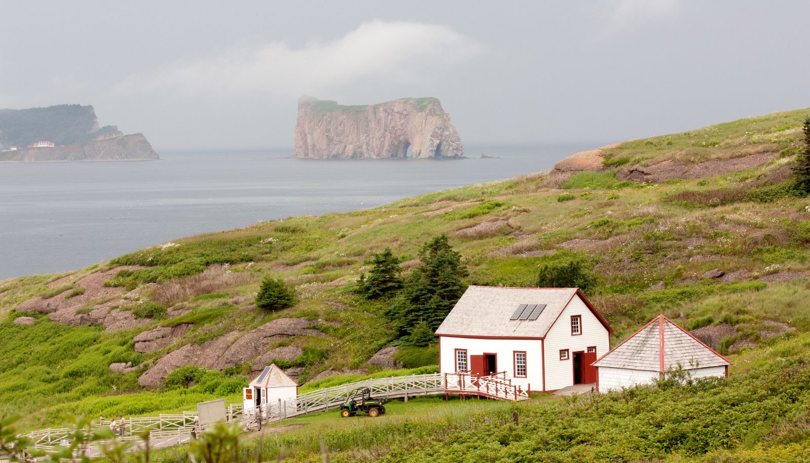 Les comportements de voyage ont évolué au cours des dernières années, souligne Laurent Bourdeau. Les destinations du Sud sont visitées par des Québécois non seulement en hiver, mais aussi en saison estivale. La Gaspésie reste néanmoins une destination prisée par la population québécoise. Selon un récent sondage, 18% des gens ont l'intention de visiter cette région cet été.