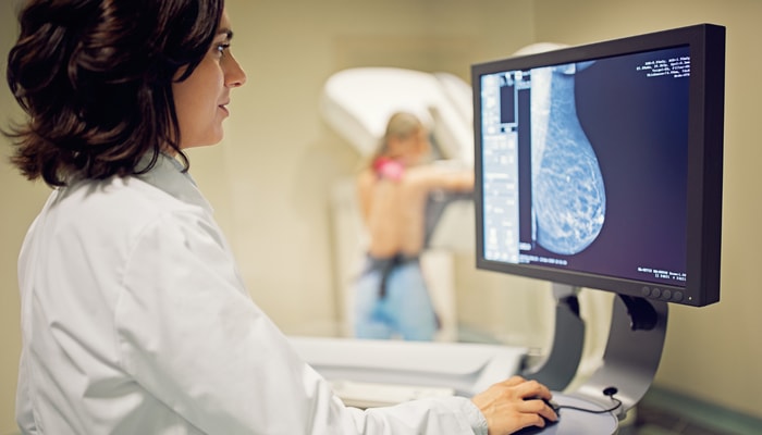 Les femmes à risque élevé pourraient bénéficier d’un suivi intensif, avec un dépistage annuel par mammographie et par imagerie par résonance magnétique à partir de 30 ou 35 ans, ou même d’une chirurgie préventive.
