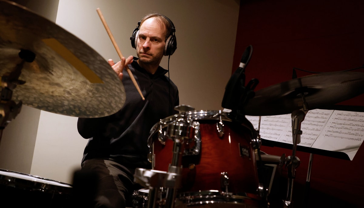Pour Ari Hoenig, arrivé de New York la veille, c'était un premier passage au studio d'enregistrement de la Faculté de musique.