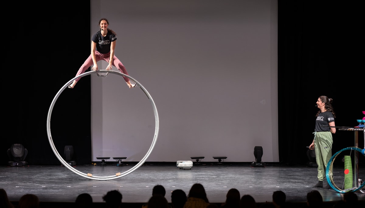 Les deux animatrices et athlètes Camille Bérubé et Laurence Desgagnés durant une présentation du spectacle Salto. Elles sont diplômées de l'École de cirque de Québec.