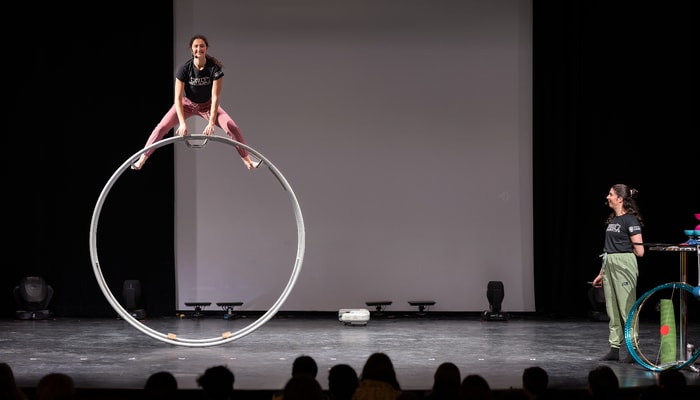 Les deux animatrices et athlètes Camille Bérubé et Laurence Desgagnés durant une présentation du spectacle Salto. Elles sont diplômées de l'École de cirque de Québec.
