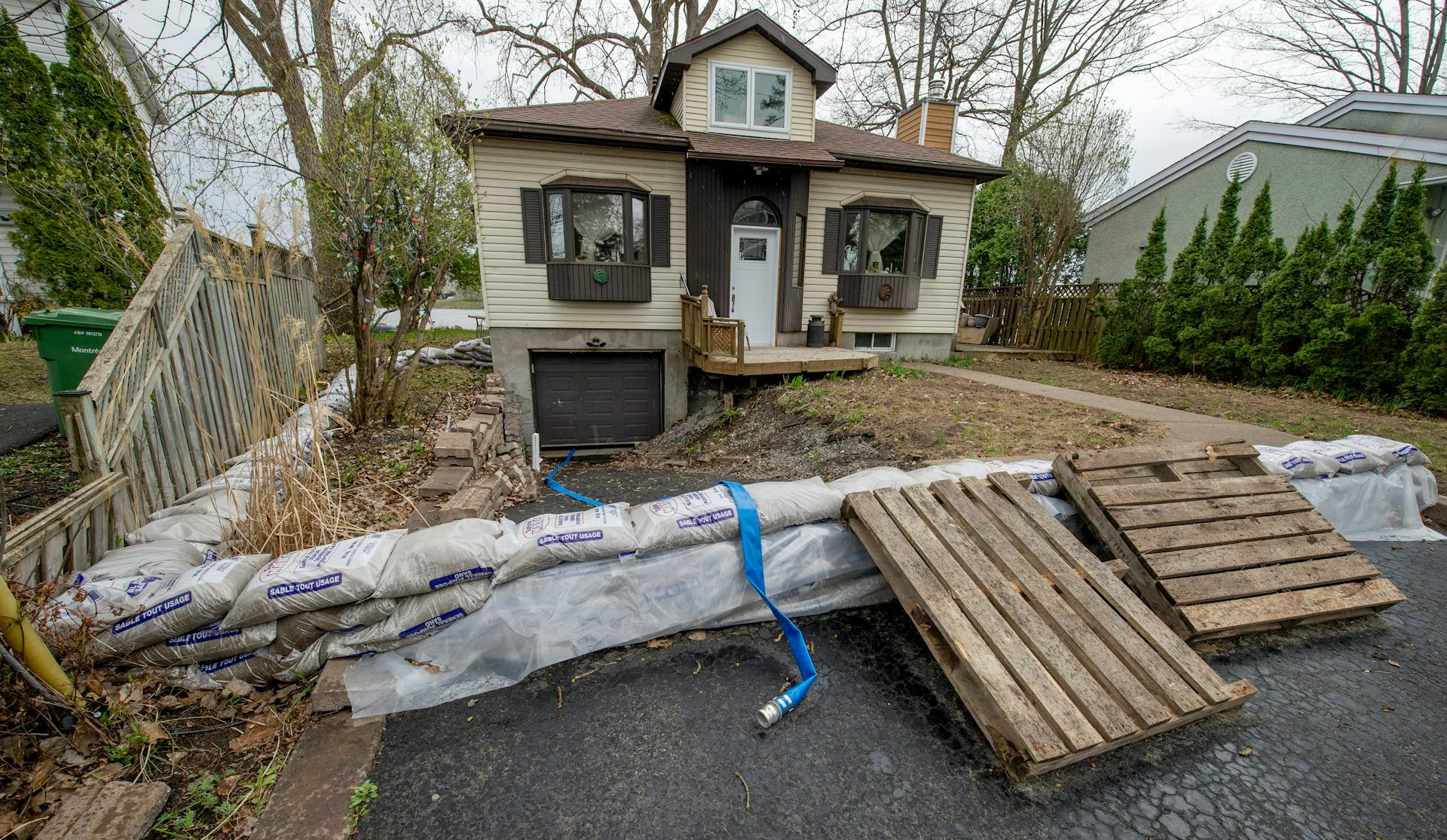 Les propriétaires de l'arrondissement de L'ile-Bizard-Sainte-Geneviève à Montréal ont préparé leurs propriétés en vue d'une alerte de fortes précipitations le dimanche 30 avril 2023.