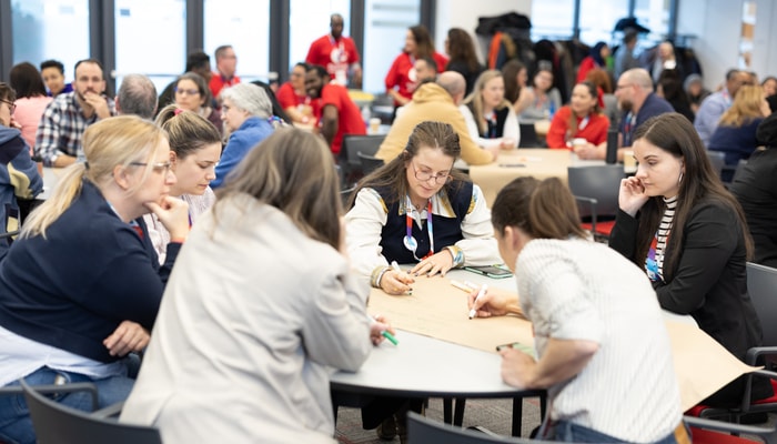 La complémentarité entre l’intelligence humaine et artificielle est ressortie des échanges entre les personnes participantes lors du retour en plénière du 11 février. 