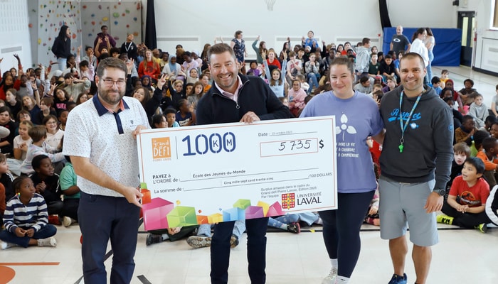 Alexandre Pelchat, directeur de l'école des Jeunes-du-Monde, Michel-Frédérick Gagnon, adjoint aux vice-recteurs - Vice-rectorat aux infrastructures et à la transformation - Vice-rectorat exécutif et capitaine de l'équipe Université Laval du 1000 KM, Joannie Tremblay et Marc-André Cyr, professeurs d'éducation physique à l'École des Jeunes-du-Monde, lors de la remise du chèque géant le 23 octobre à l’école des Jeunes-du-Monde. Un chèque du même montant sera aussi remis à l'école Sans-frontière.