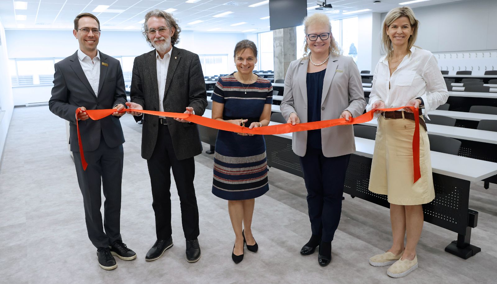 Lors de l'inauguration des locaux (de gauche à droite): Frédéric Douville, doyen de la Faculté des sciences infirmières, Julien Poitras, doyen de la Faculté de médecine, Cathia Bergeron, vice-rectrice aux études et aux affaires étudiantes, responsable de la santé, Julie Méthot, doyenne de la Faculté de pharmacie, et Ève Roussel, directrice du Service des immeubles de l'Université Laval