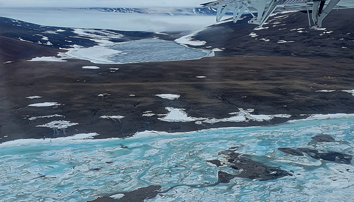 Photo aérienne de l'île Ward Hunt située à l'extrémité nord du Haut-Arctique canadien, au large de l'île d'Ellesmere. 