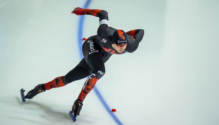 David La Rue, en pleine action à Calgary durant l'épreuve de 1000 mètres lors de la Coupe du monde de patinage de vitesse sur longue piste ISU 2025, en novembre 2025
