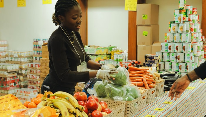 Depuis bientôt 25 ans, la Table du pain vient en aide à la communauté étudiante en offrant, tous les mercredis, un comptoir alimentaire où elle peut se procurer pain, fruits et légumes, conserves et autres denrées non périssables.