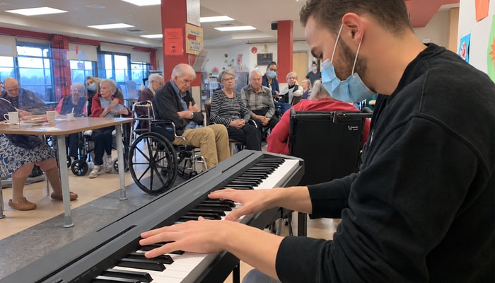 Vincent Lavoie-Rancourt jouant du piano au CHSLD Côté Jardins, à Québec, où résidait sa grand-mère durant la pandémie de COVID-19.