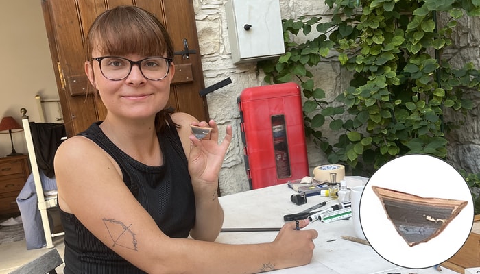 Annabelle Bergeron, étudiante à la maîtrise en archéologie, au travail à Chypre cet été en train de dessiner des tessons de poterie provenant du palais d'Amathonte