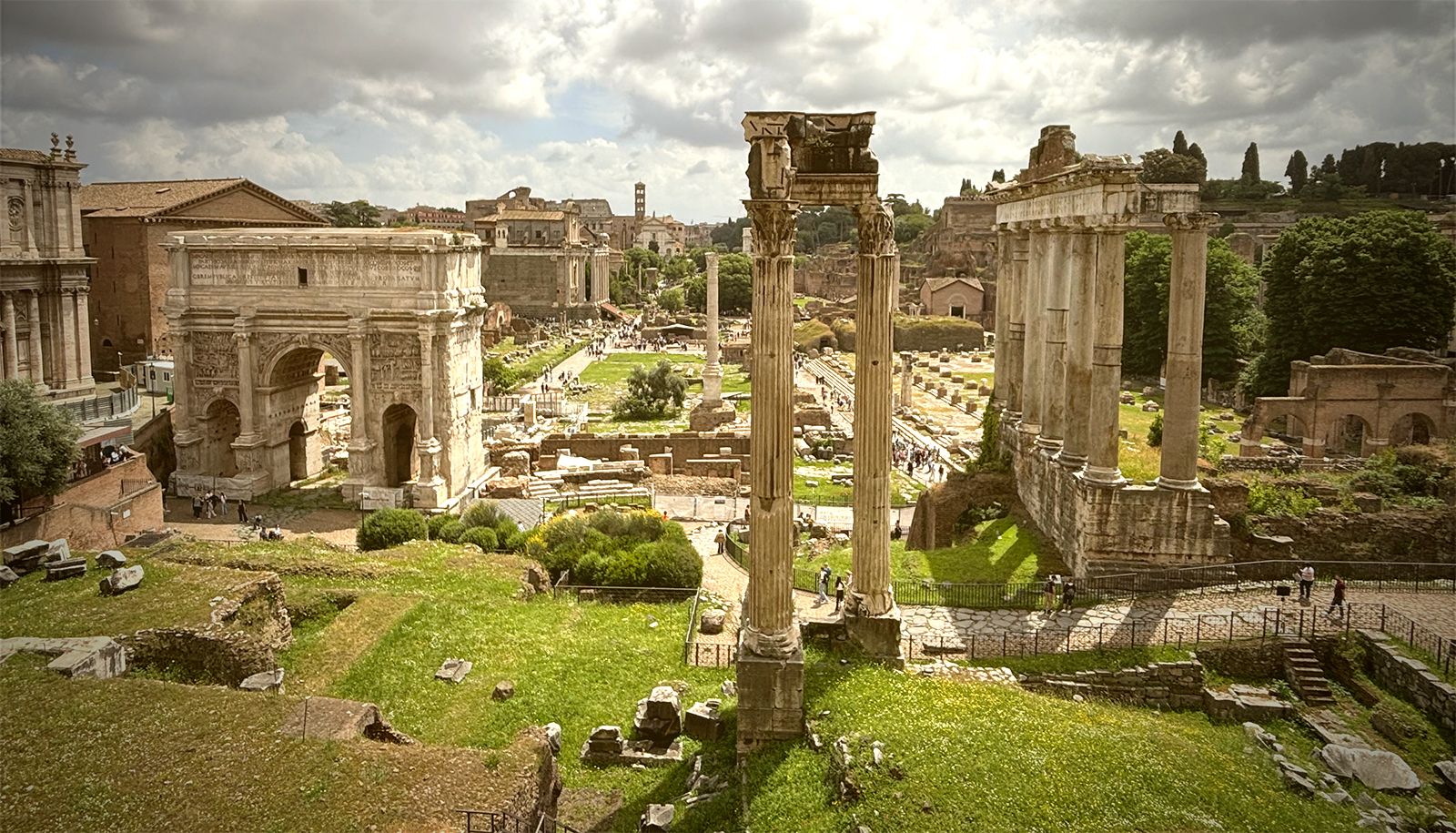 Le Forum romain ou Forum Romanum était le centre vivant de la ville de Rome dans l'Antiquité. On y célébrait des mariages. On y organisait aussi des jeux, des combats de gladiateurs, des cérémonies et fêtes religieuses, des défilés militaires ou des proclamations politiques.