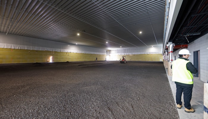 Cet espace abritera quatre terrains de tennis respectant toutes les normes internationales: hauteur, dégagement arrière et latéral, éclairage à DEL, etc. De l'autre côté de la mezzanine, un espace semblable en accueillera quatre autres.