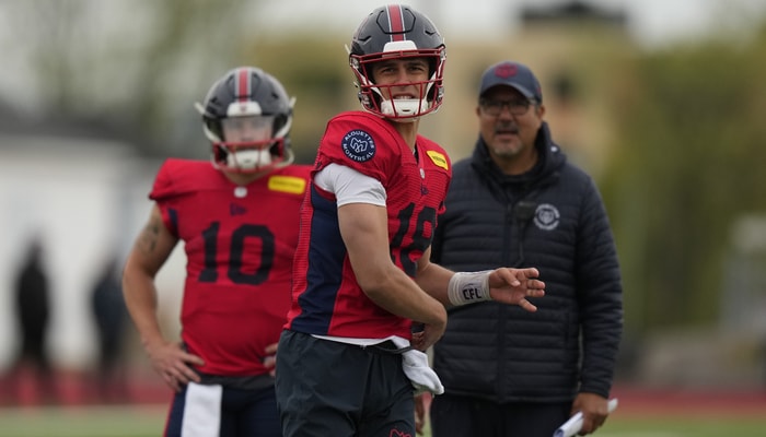 L'ancien quart-arrière vedette du club de football Rouge et Or, Arnaud Desjardins, alors qu'il effectuait une passe au camp d'entraînement des Alouettes au PEPS. Après avoir signé un contrat avec cette équipe, il a été libéré avant le début de la saison régulière.