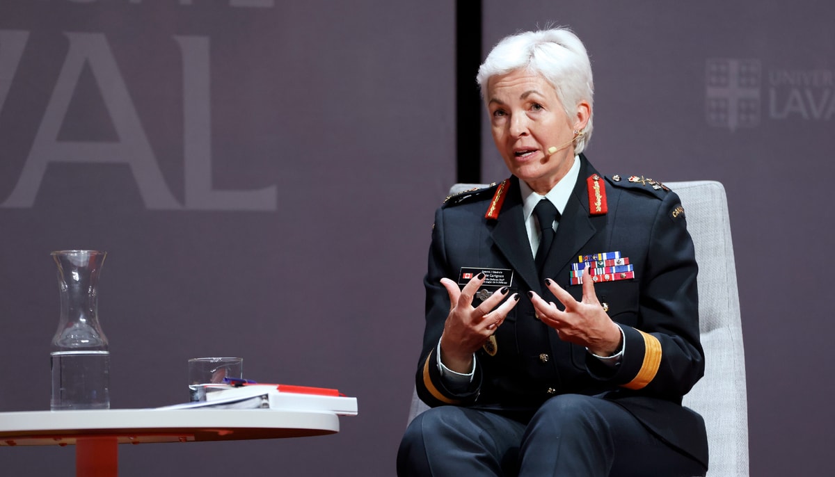 La cheffe d'état-major de l'armée canadienne, Jennie Carignan, au Théâtre de la Cité universitaire, le 7 octobre. Dans l'histoire des Forces armées canadiennes, elle est devenue la première femme à commander une unité de combat.